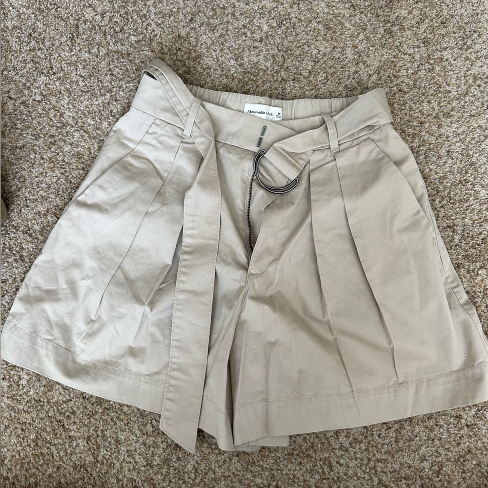 Unworn Abercrombie pleated shorts with belt, size medium